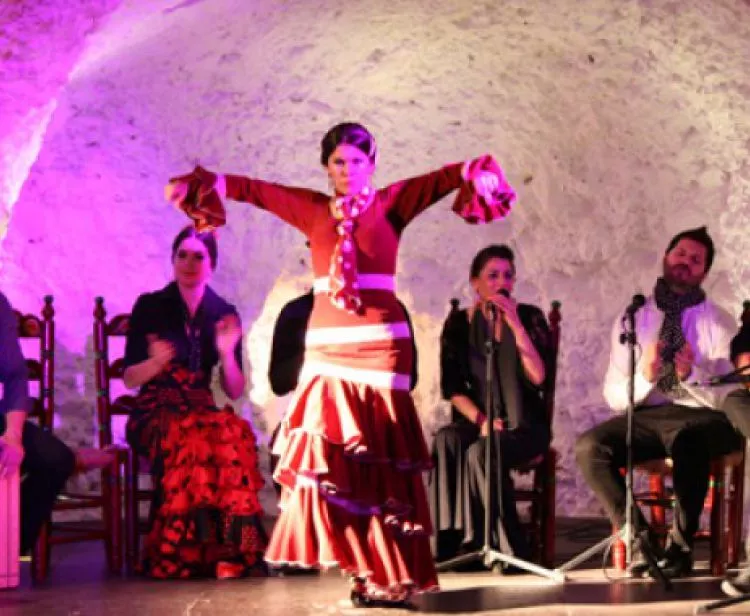 Flamenco + dinner in the caves of Sacramonte