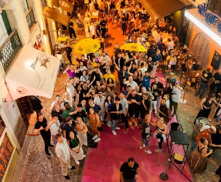 Pubcrawl Calle Rosa: La vida nocturna de Lisboa