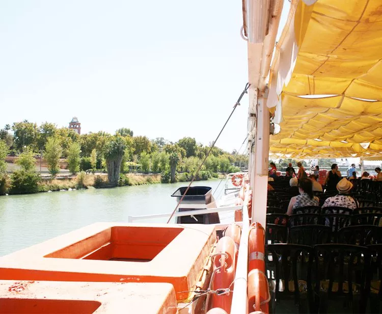 Tour Barrio Santa Cruz en Sevilla + Paseo en Barco por el Rio Guadalquivir en Sevilla