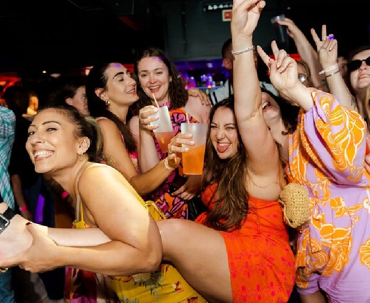 La tournée des bars de la rue Pink : Découvrez la vie nocturne de Lisbonne