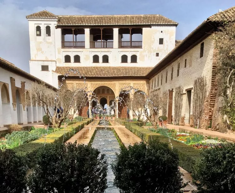 Group excursion from Seville to Granada: Alhambra, sensations and experiences