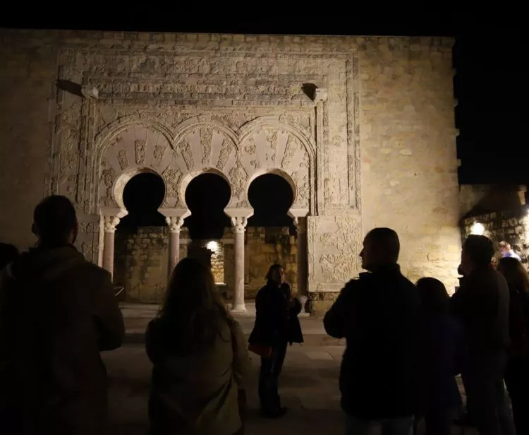 Guided tour of Medina Azahara by night with bus