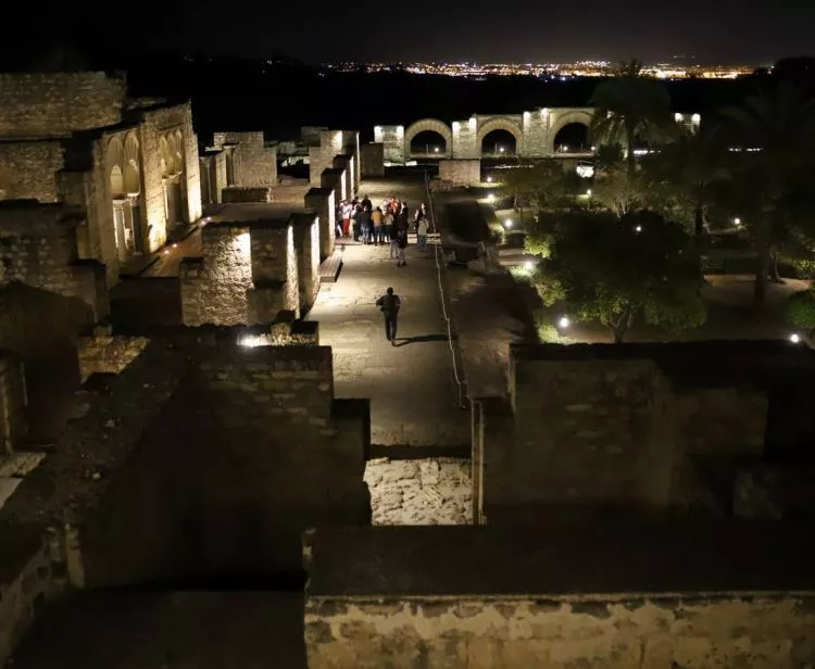 Guided tour of Medina Azahara by night with bus