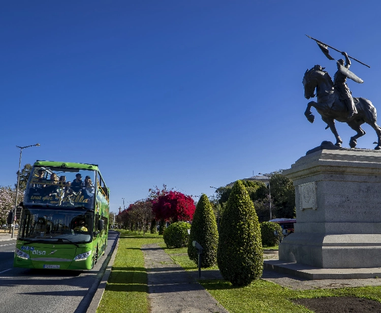 Autobus + biglietto per l'Alcazar e audioguida ufficiale