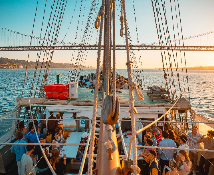 Festa in barca a Lisbona / Incredibile tour in barca al tramonto
