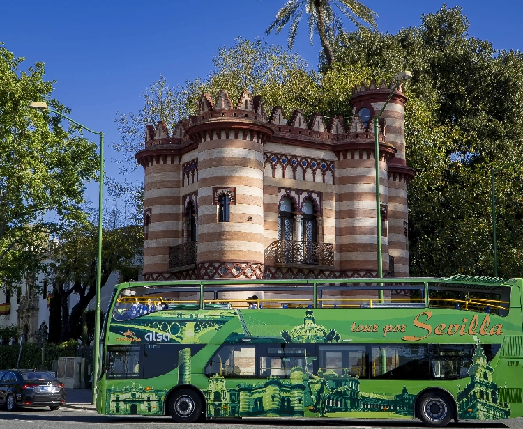 Туристический автобус в Севилье